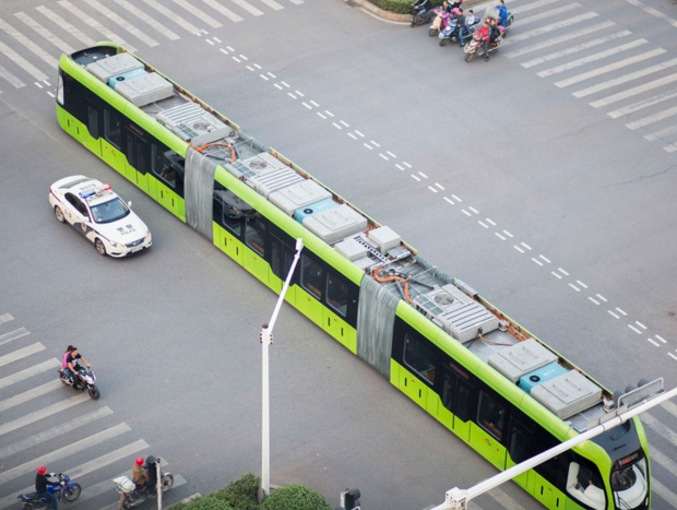 全球首列智轨列车株洲上路运行 未来可无人驾驶